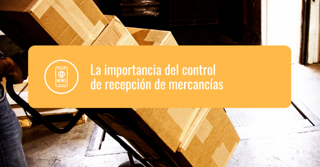 Operario moviendo cajas de cartón apiladas en una carretilla de mano