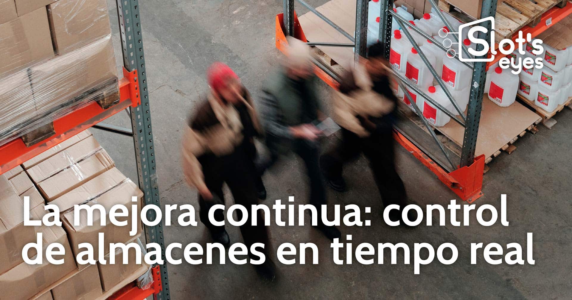 Tres operarios caminando entre estanterías de un almacén, vistos desde arriba y en movimiento
