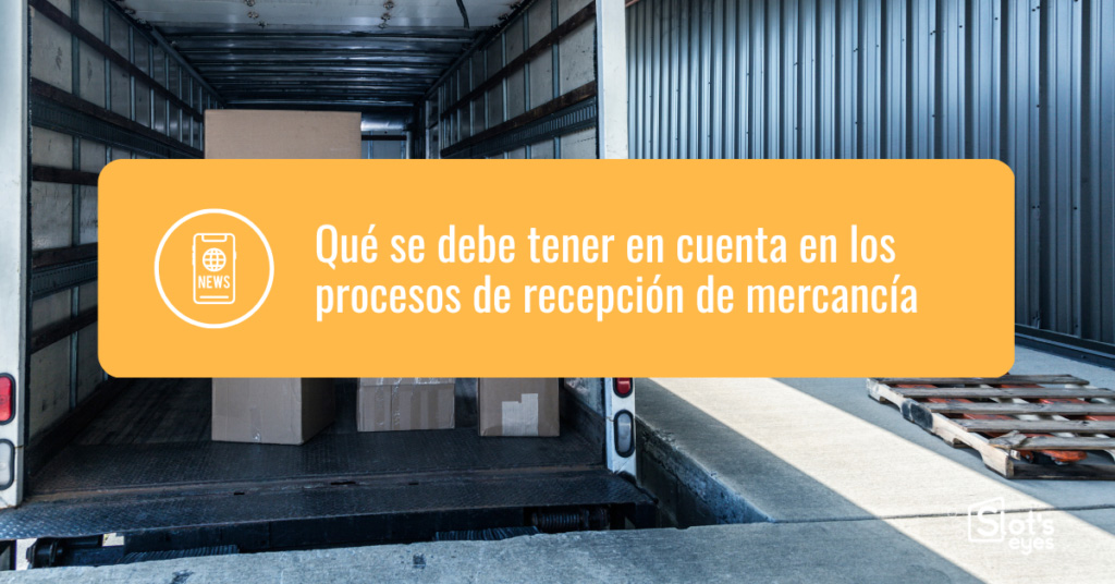 Interior de la caja de un camión con cajas de cartón sobre la plataforma elevadora, en un muelle de descarga
