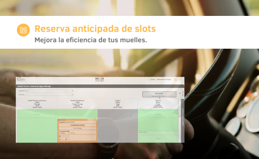 Pantalla de reserva anticipada de slots de Slot's Eyes superpuesta a la foto de un conductor al volante