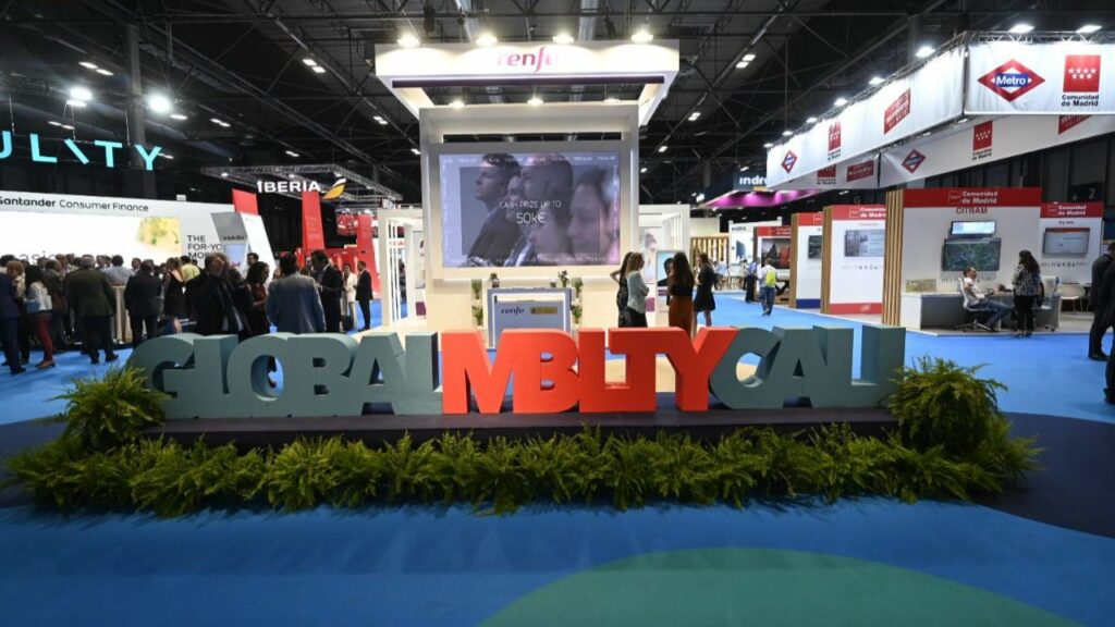 Letras corpóreas de Global Mobility Call en el recinto de IFEMA, rodeadas de estands y visitantes