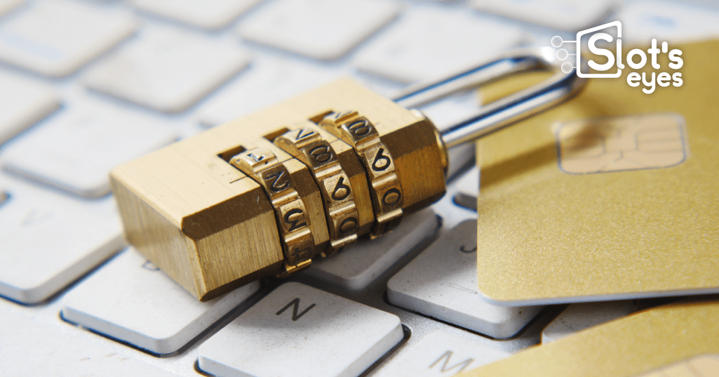 Candado de combinación y una tarjeta con chip apoyados sobre el teclado de un portátil